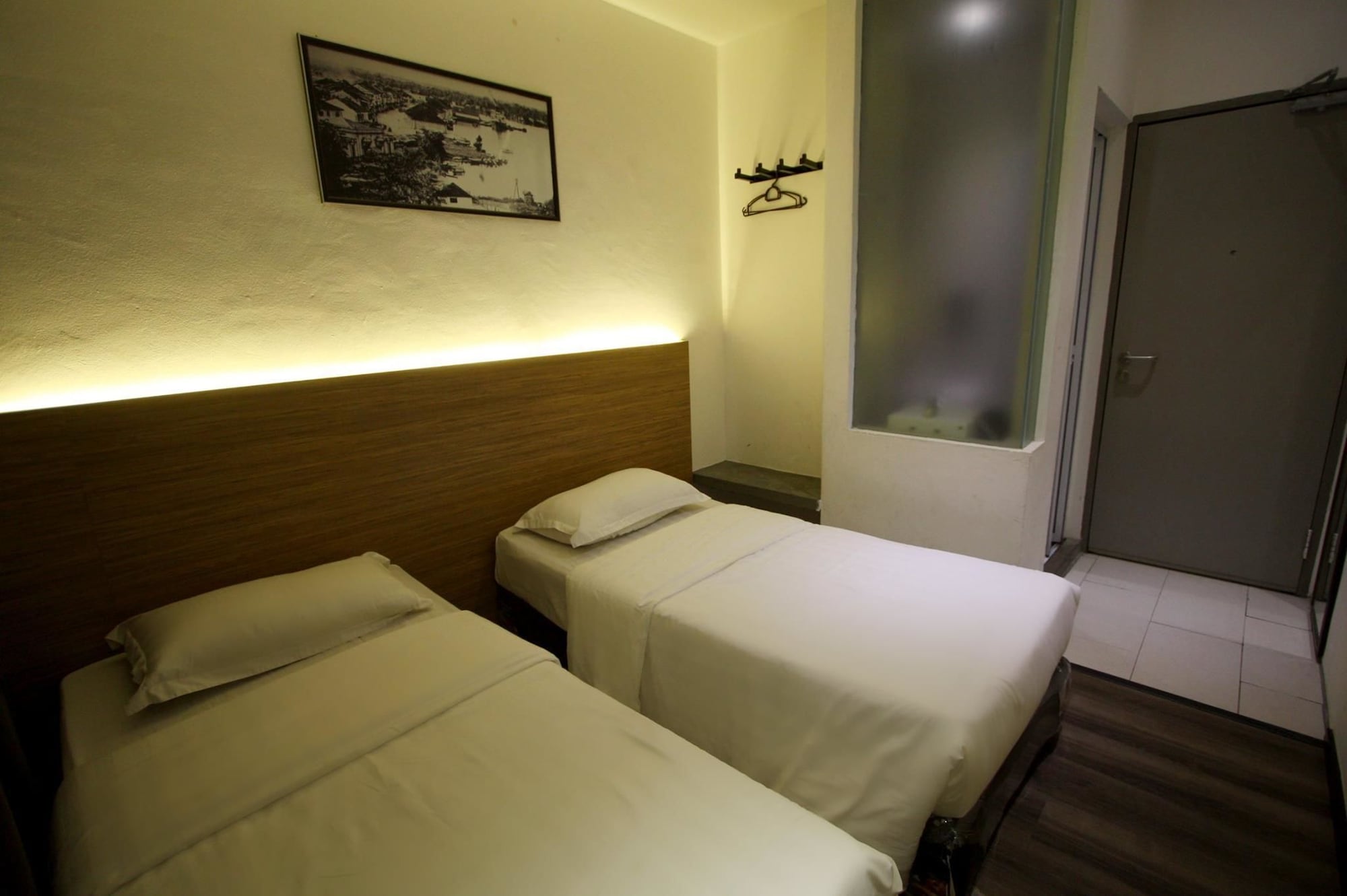 DELUXE, SINGLE, TWIN BEDS