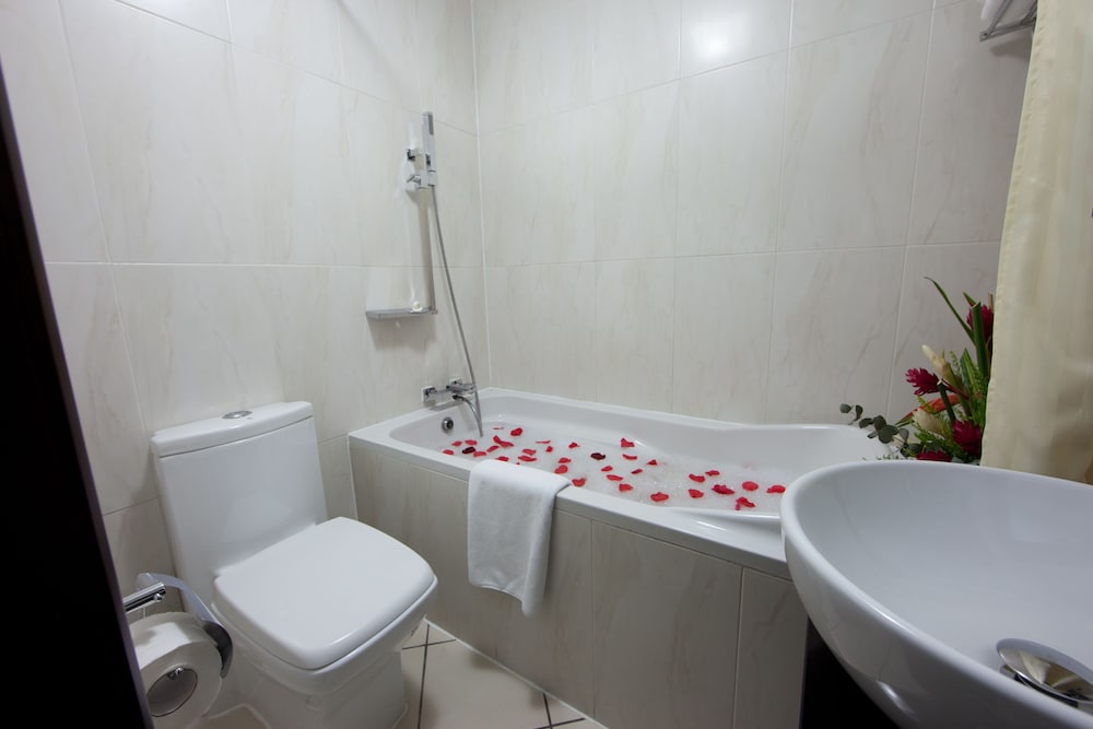 Oak Plaza East Airport Hotel 45/47