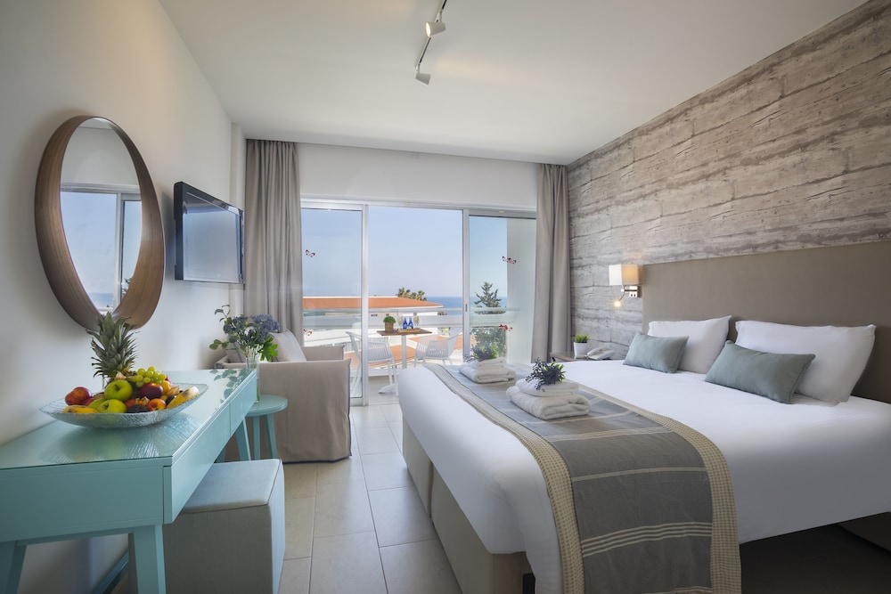 غرفة بريميوم بإطلالة جزئية على البحر مع دخول صالة النادي، Leonardo Plaza Cypria Maris Beach Hotel And Spa - Adults Only 2/3