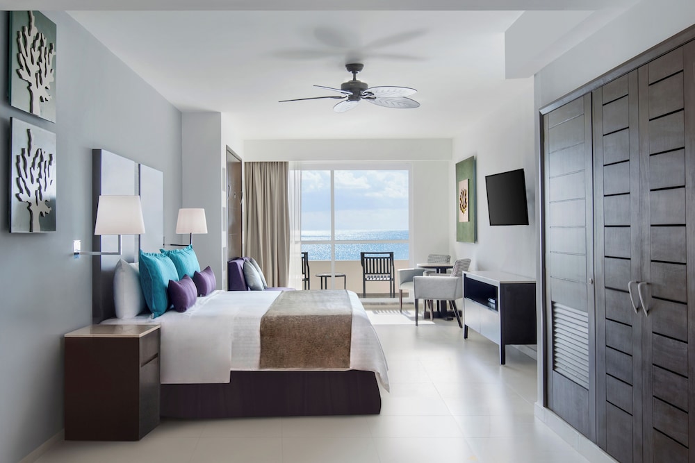 Platinum, Junior Suite, King Bed, Queen Murphy Bed