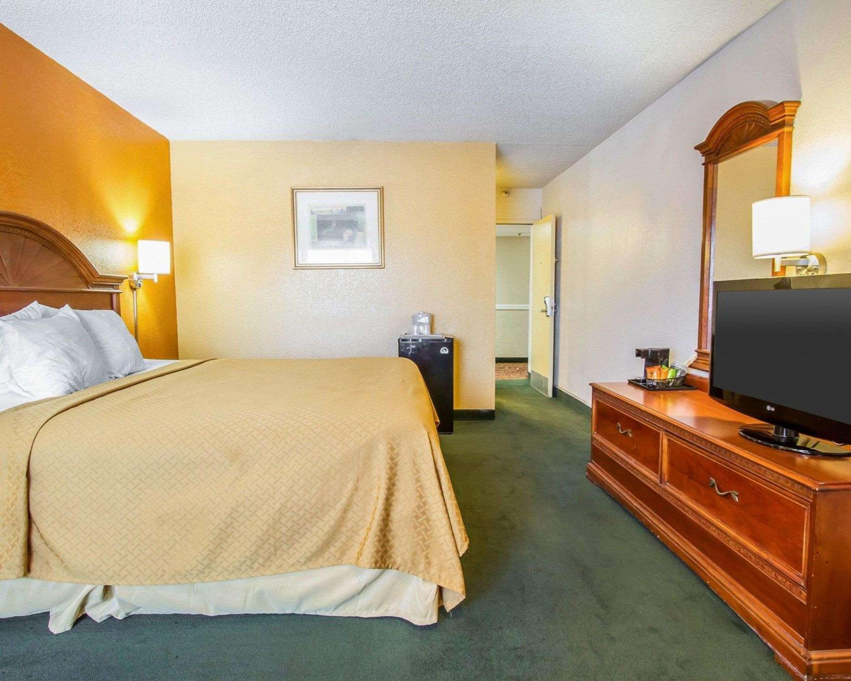 ROOM, KING BED