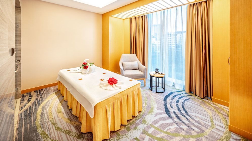 Holiday Inn Neijiang Riverside 35/81