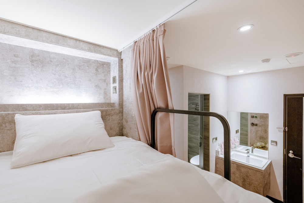 Prince Hotel 27/50