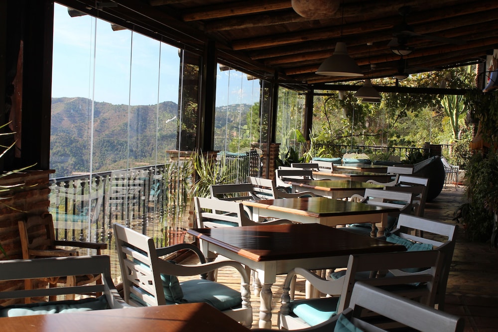 Los Jarales Hotel 62/73