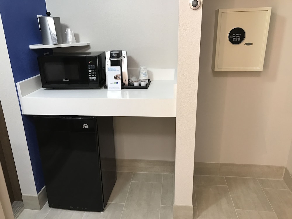 Holiday Inn Express Naples South I 75 36/67