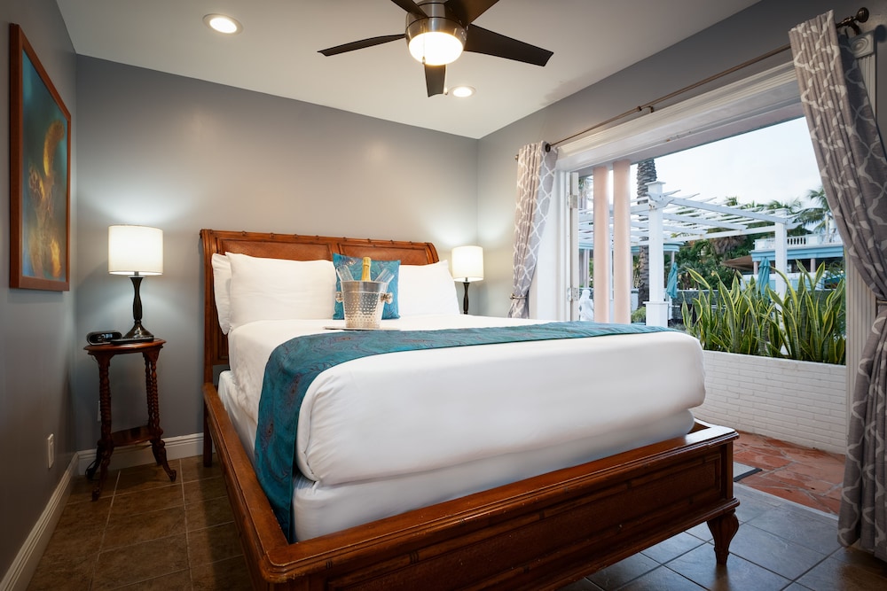 Bungalow, Queen Bed, Pool View, Sofa, Adult Only, Kitchenette