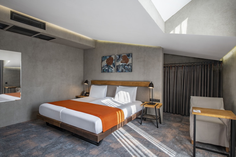 DELUXE, DOUBLE OR TWIN BED, TERRACE