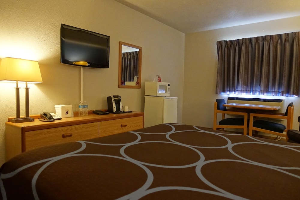 Super 8 by Wyndham Swift Current 11/46