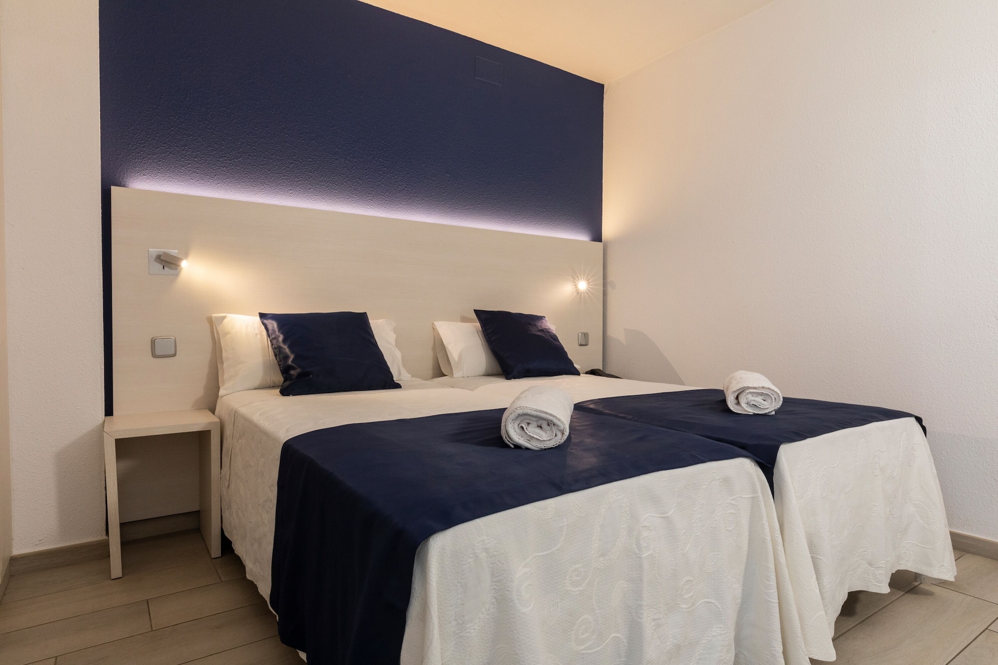 JUNIOR SUITE, TWIN BEDS, POOL VIEW, SOFA, BALCONY