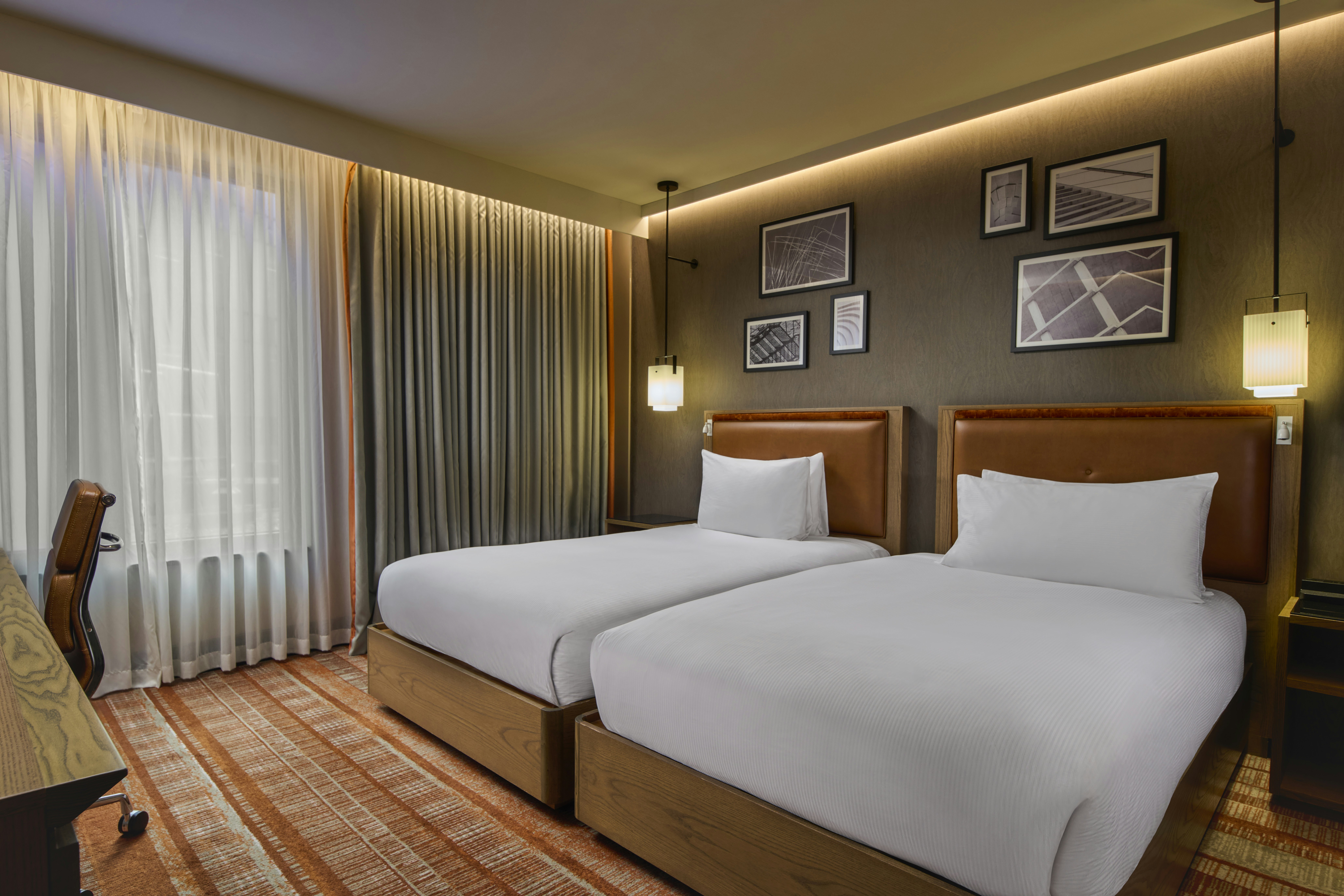 DELUXE, TWIN BEDS