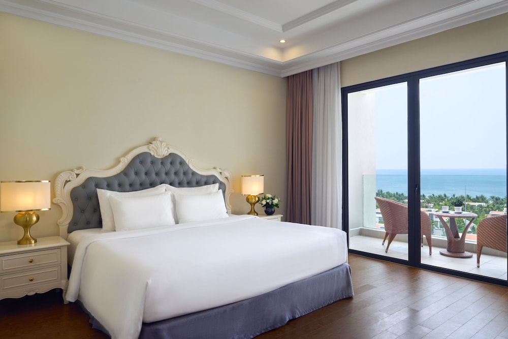 DELUXE, KING BED, OCEAN VIEW