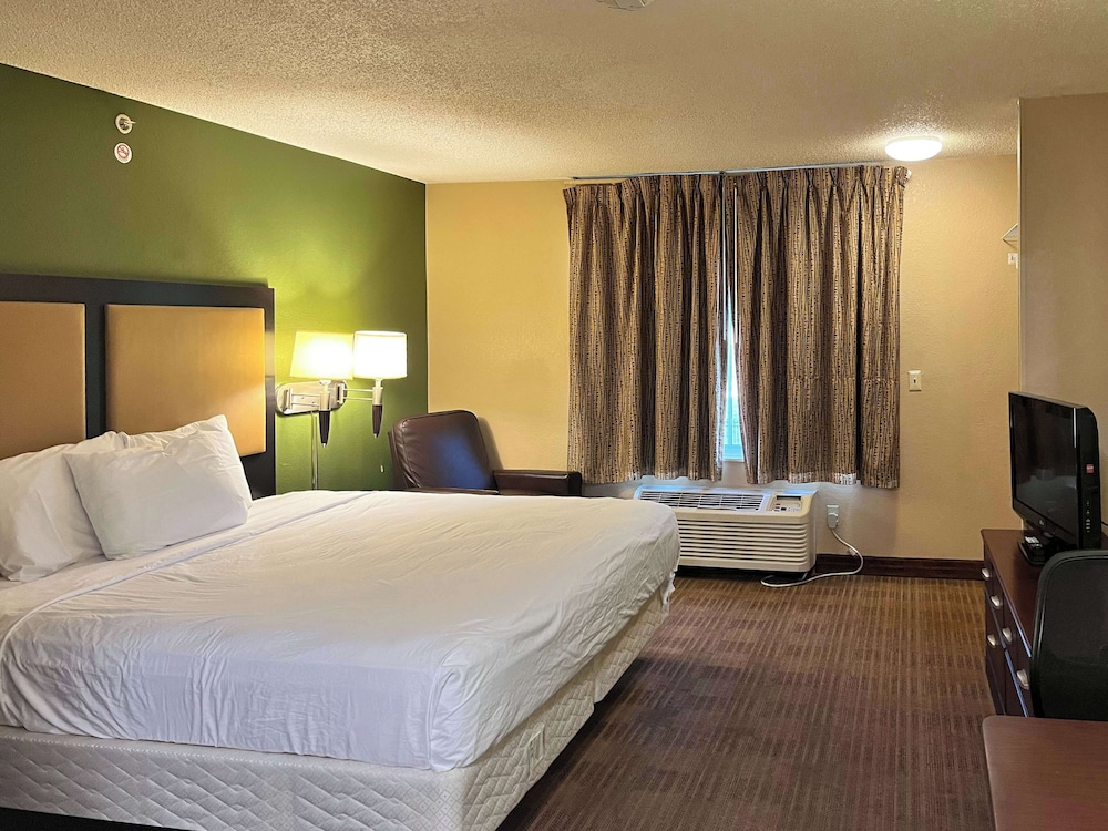 SUITE, KING BED, KITCHENETTE