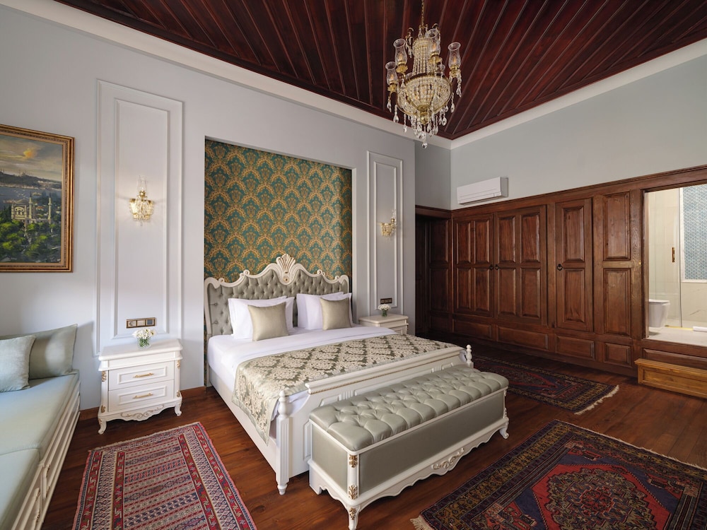 DELUXE, MULTIPLE BEDS, CITY VIEW