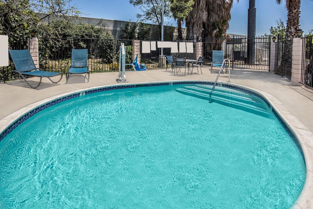Days Inn by Wyndham Ontario Airport 1/23