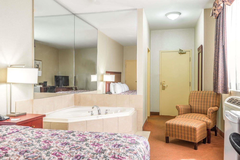 Howard Johnson by Wyndham Toronto Downtown West 7/18
