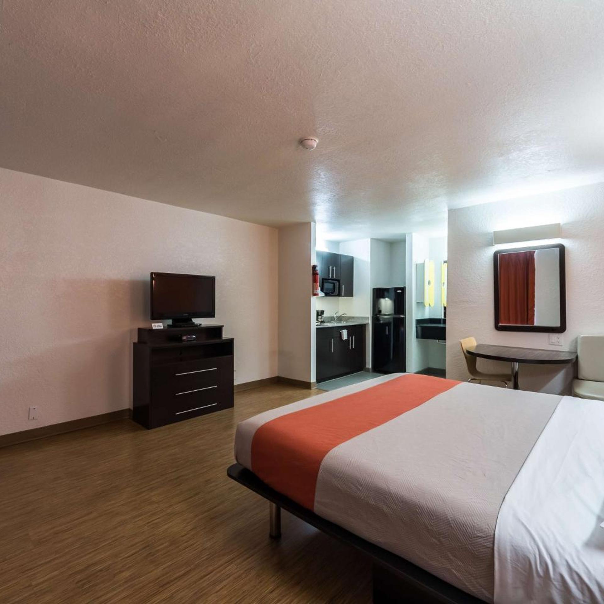 1 King Bed - Mobility Access Ri Shwr Nsmk، Motel6 Uvalde, TX 5/10