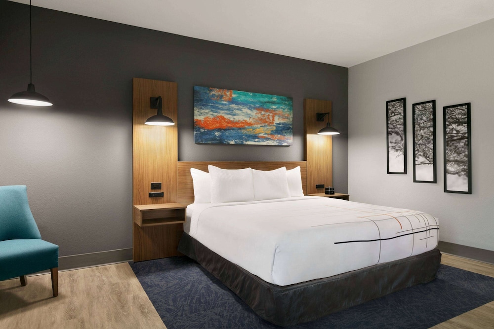 La Quinta Inn and Suites by Wyndham College Station North 13/32