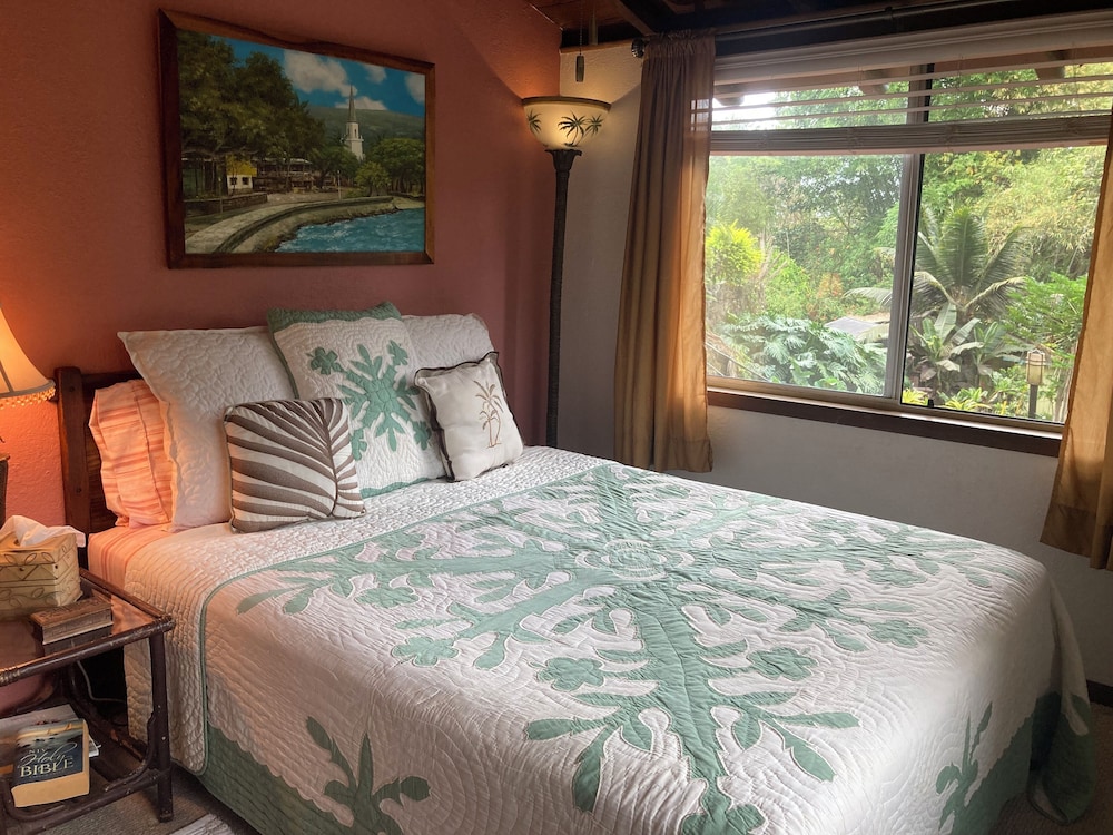 ROOM, QUEEN BED