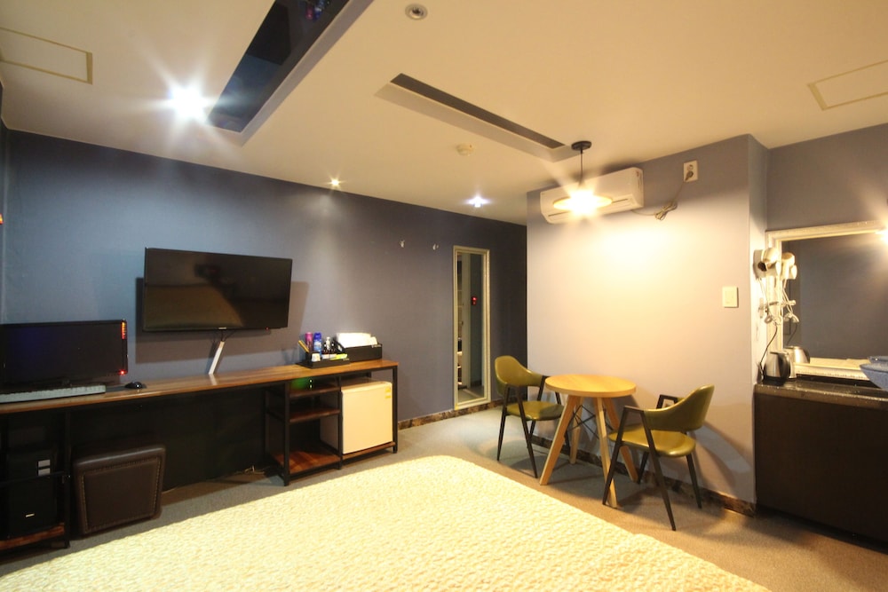 V Hotel 36/50
