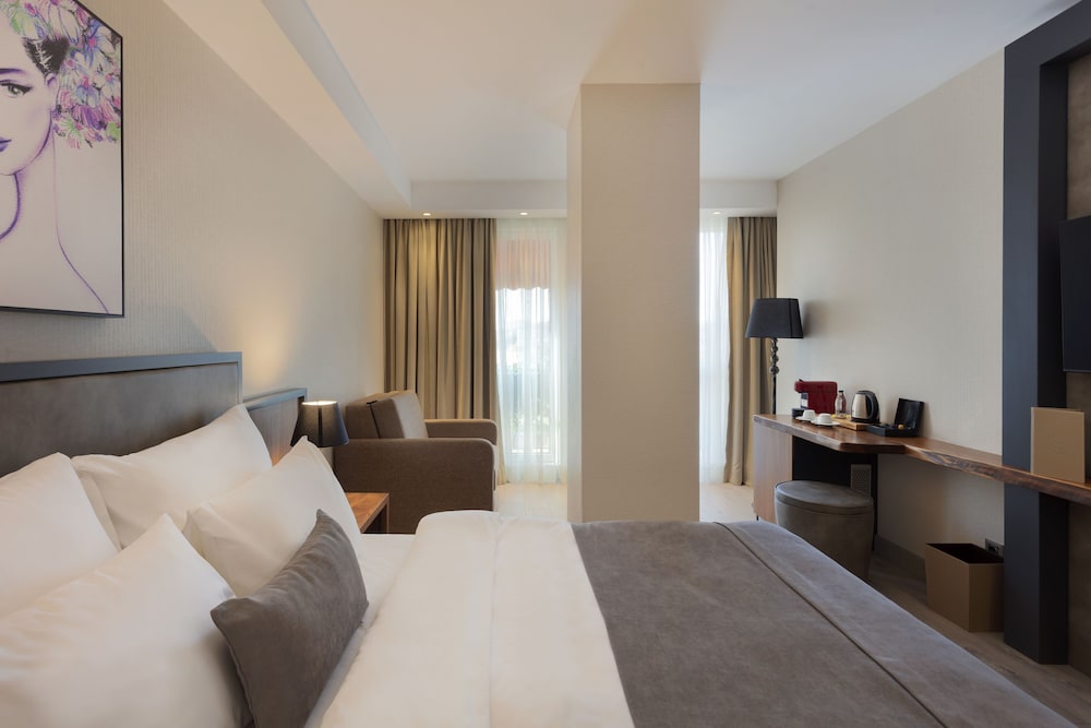 DELUXE, QUEEN BED