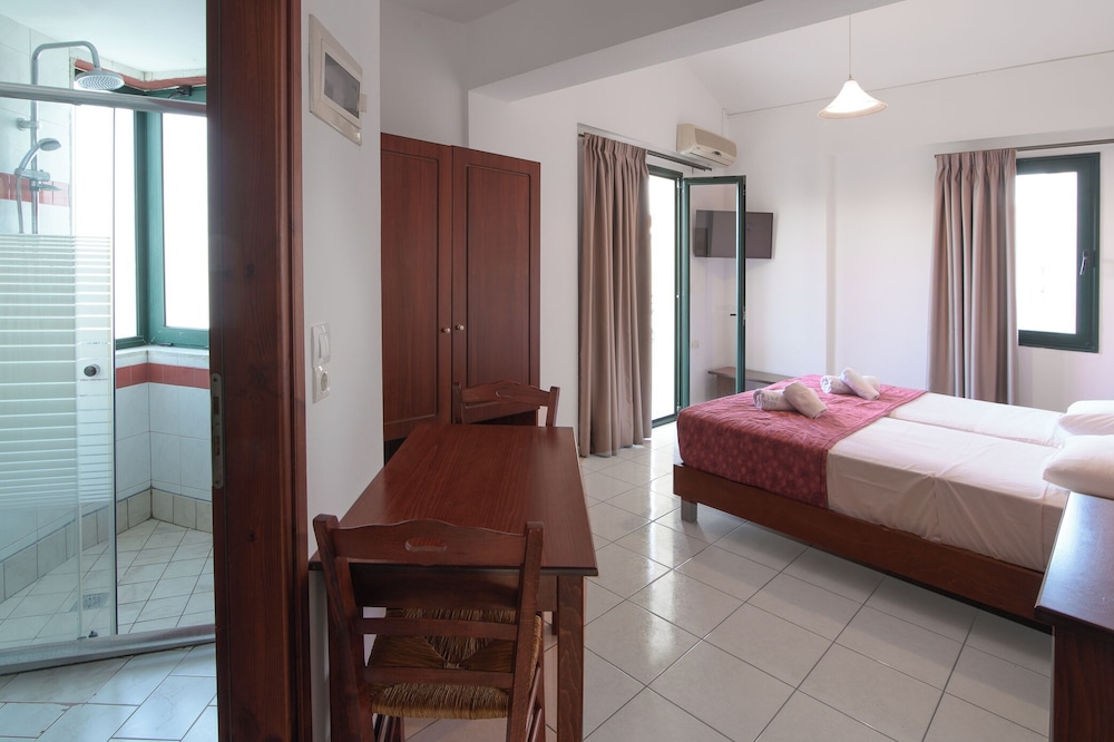 Studio, Twin Beds, Street View 8/10