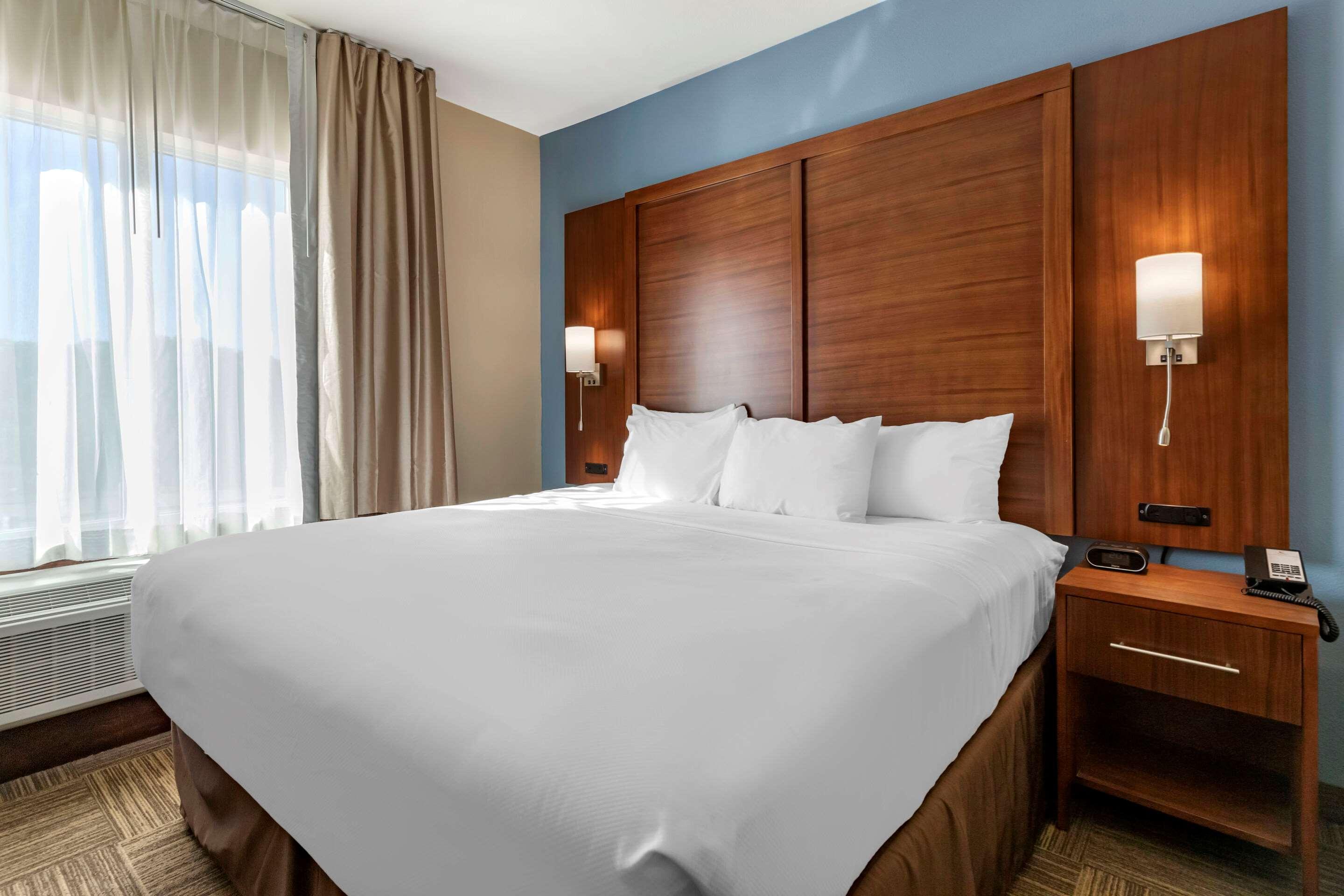 SUITE, KING BED