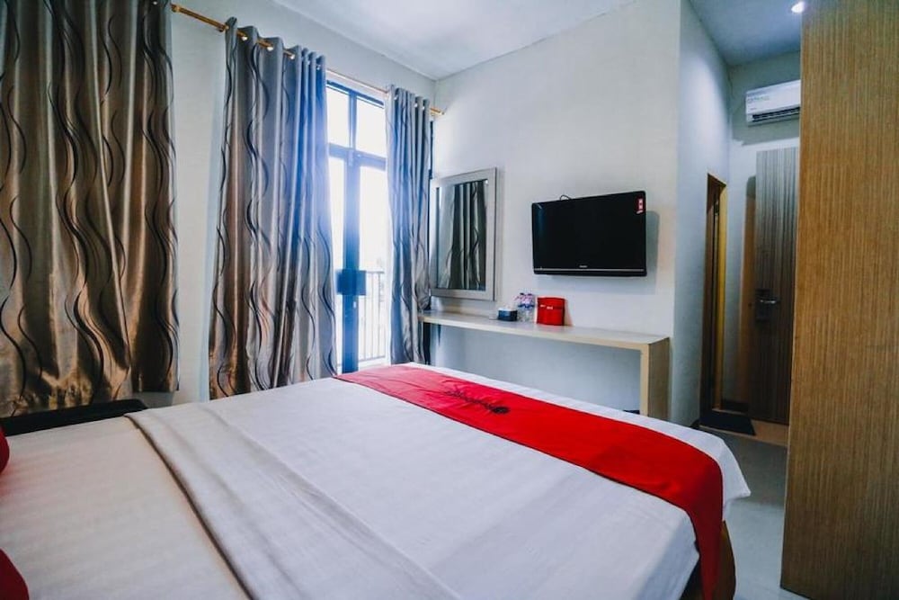 RedDoorz Plus near Sultan Hasanuddin Airport 10/23