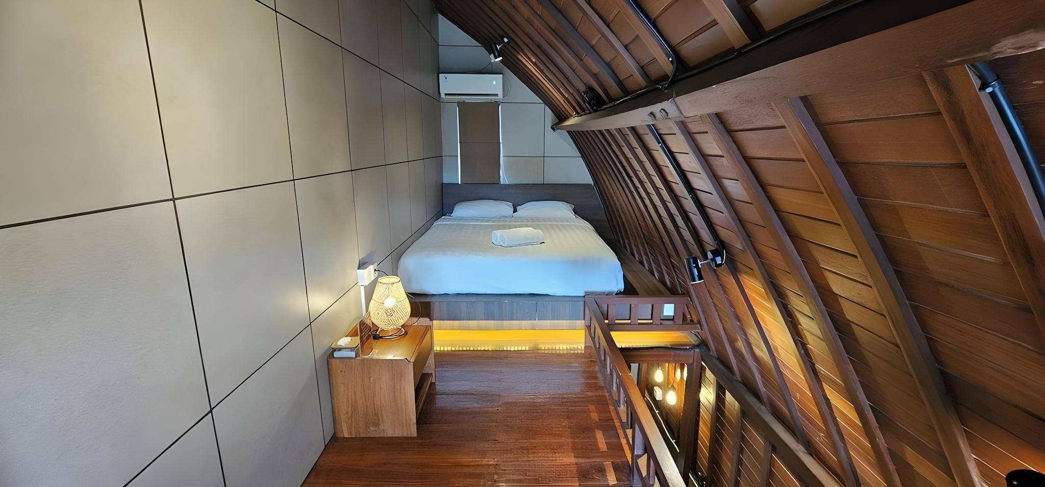 House, King Bed