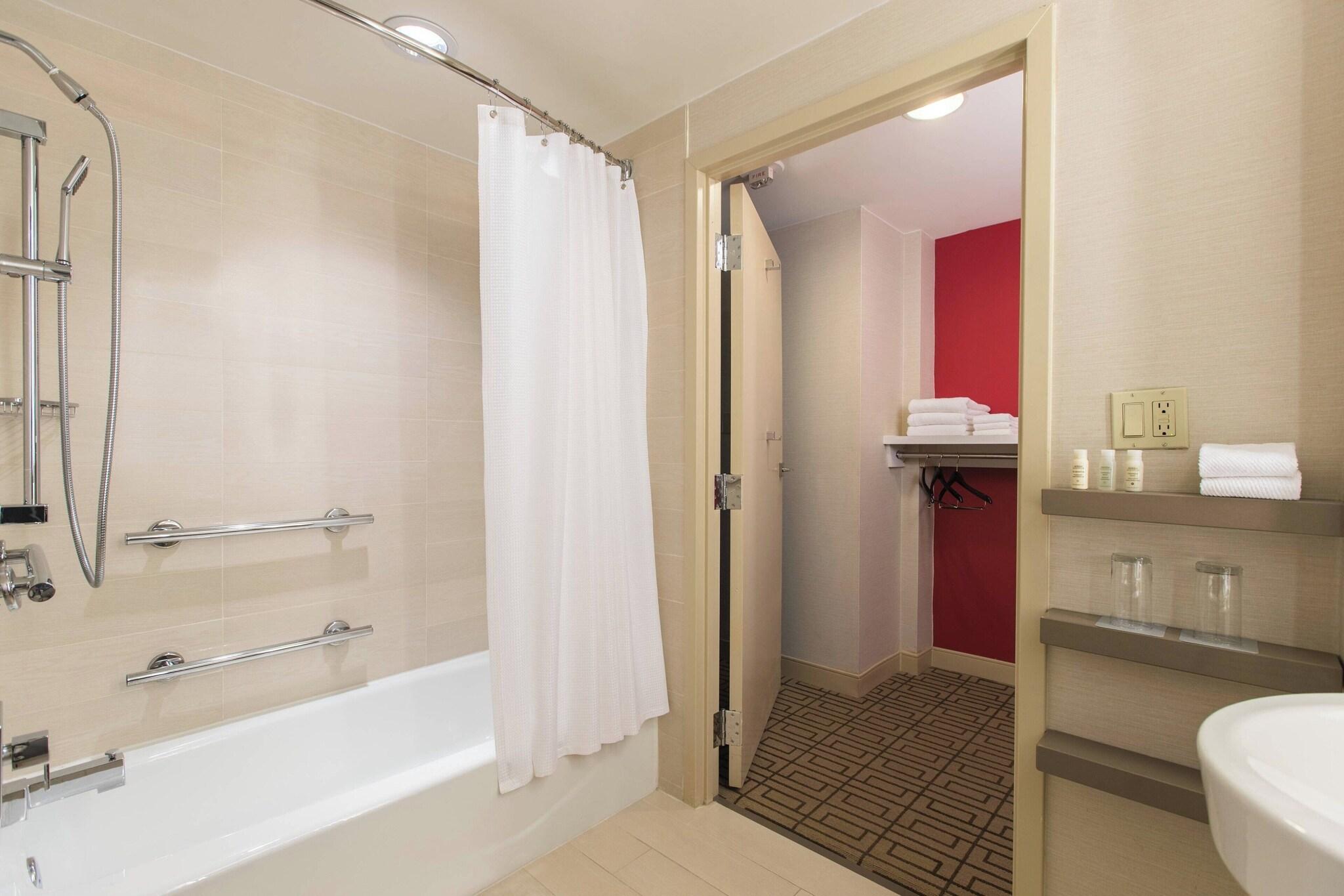 Renaissance Austin Hotel