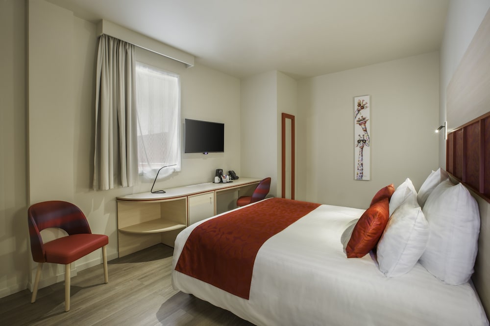 Interior, Classic, Queen Bed