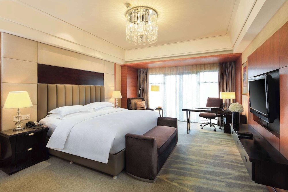 DELUXE, KING BED