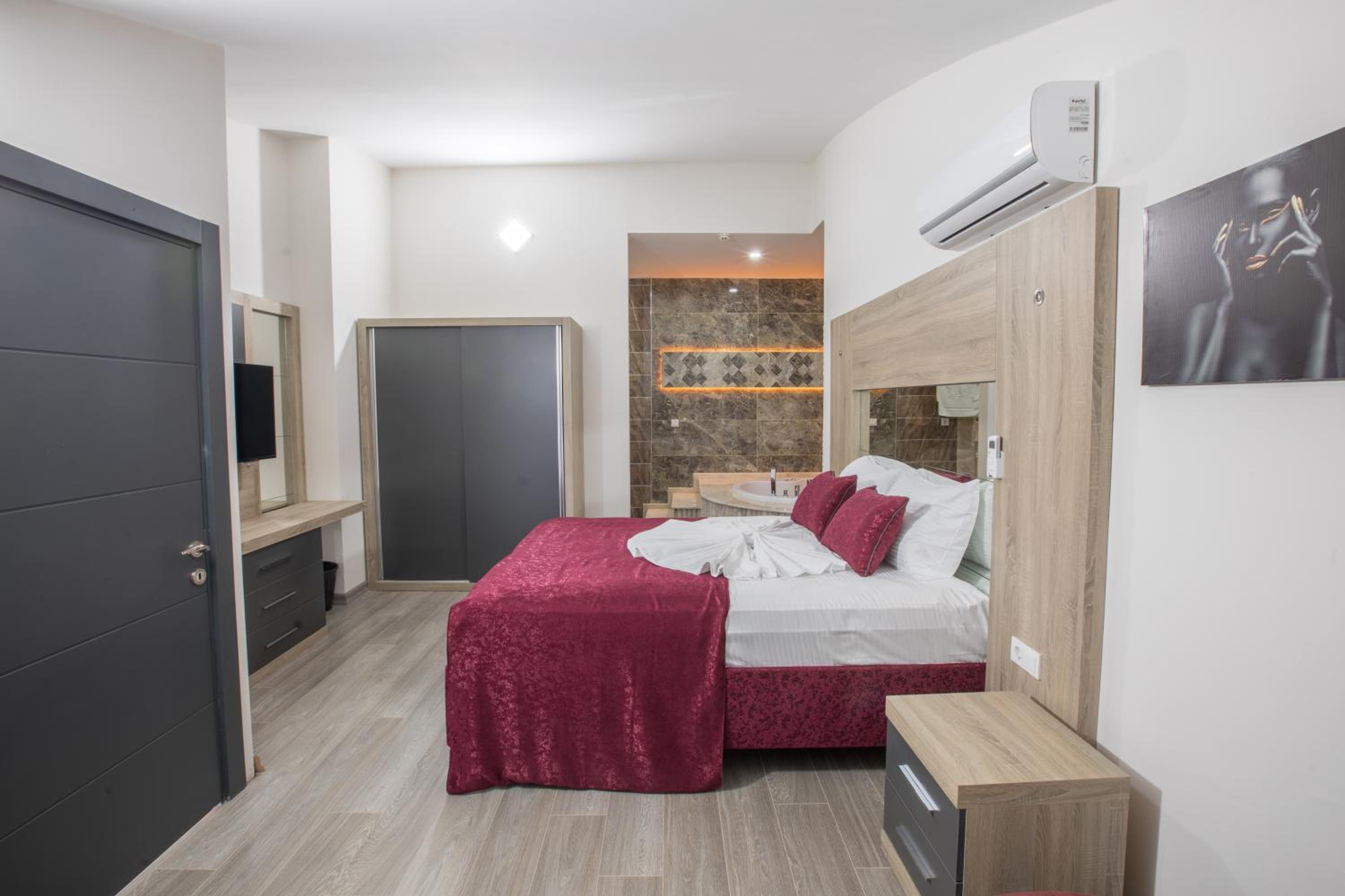 Suite, Hot Tub