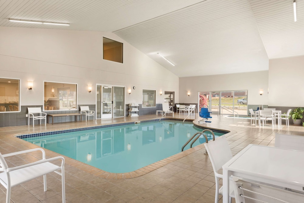 Country Inn & Suites by Radisson, Platteville, WI 27/48