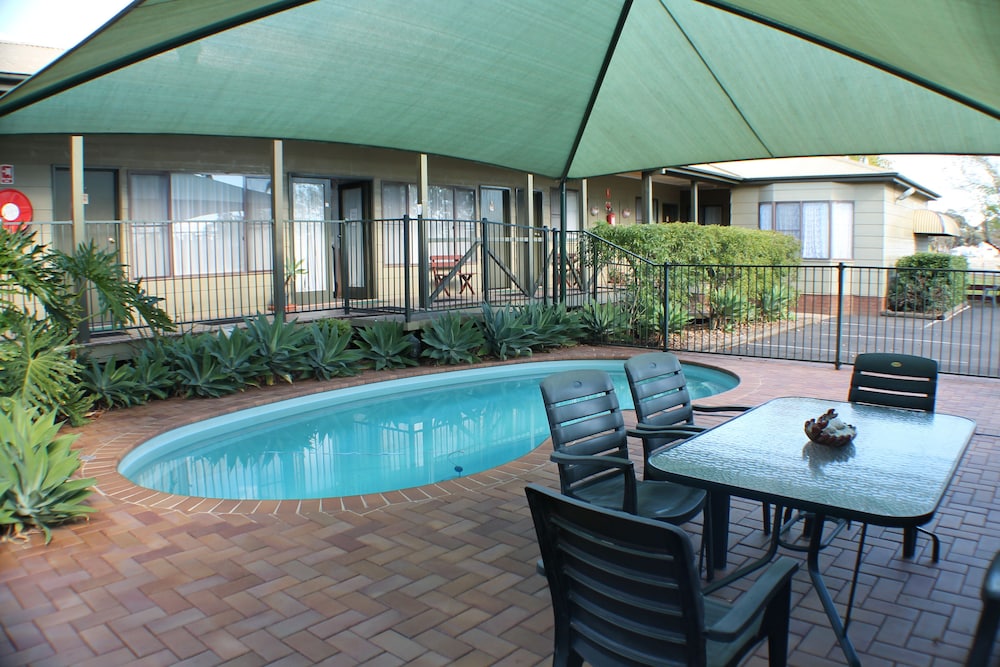 LAKE FORBES MOTEL 43/44
