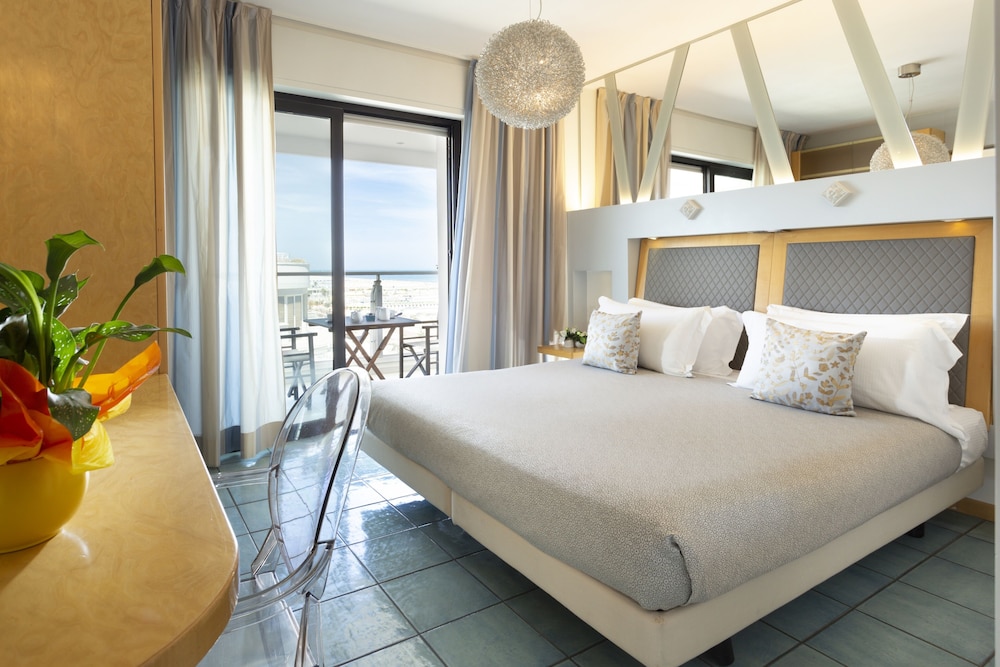 2 BEDROOMS, FAMILY, PARTIAL SEA VIEW