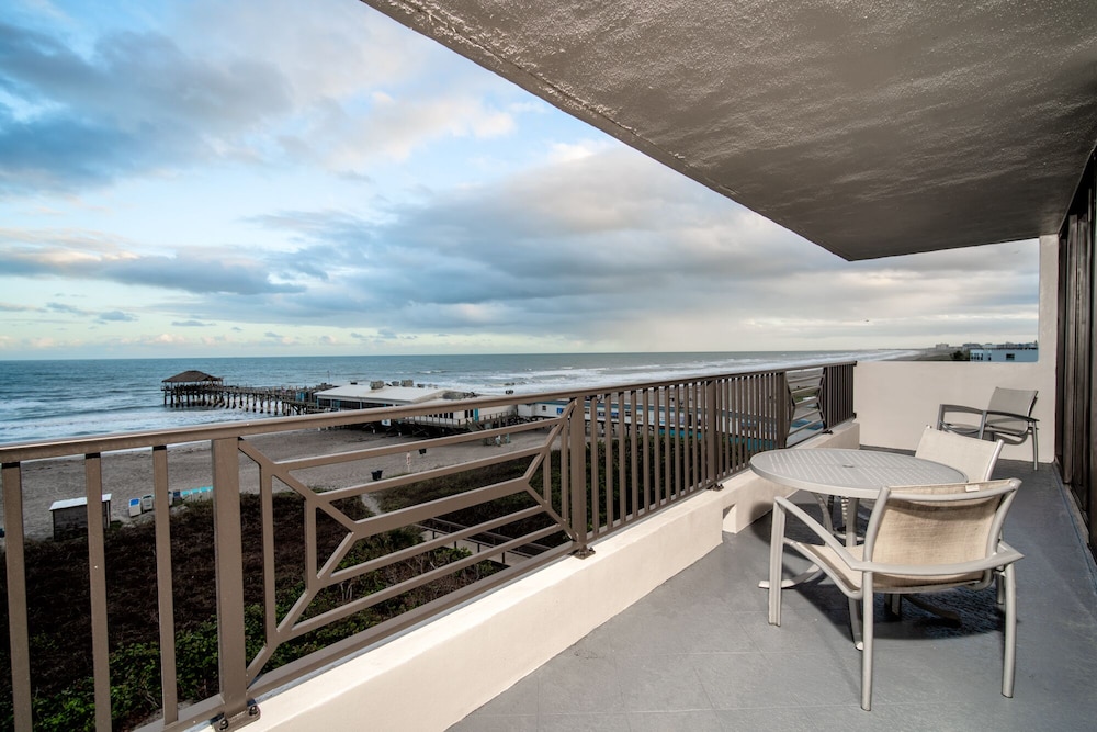 La Quinta Inn & Suites by Wyndham Cocoa Beach Oceanfront 7/54
