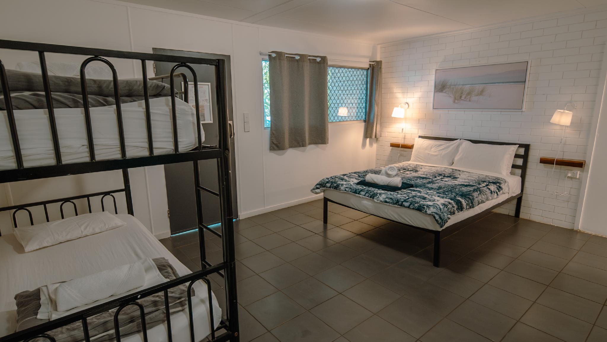 ROOM, QUADRUPLE