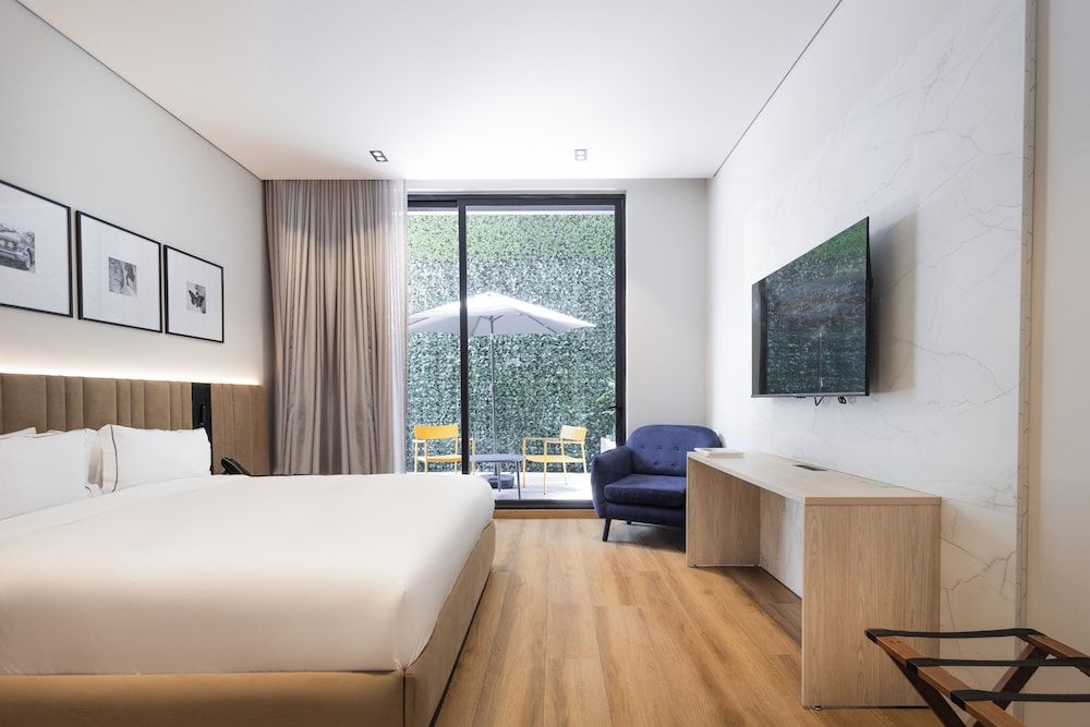 DELUXE, STUDIO, SUITE, KING BED, PATIO