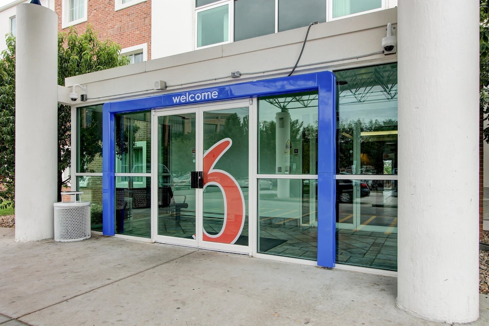 Super 8 by Wyndham Aurora East 16/23