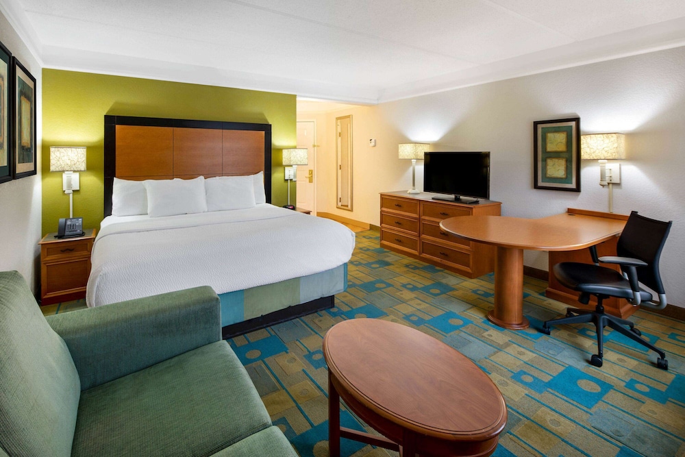 La Quinta Inn and Suites by Wyndham Greenville Haywood 19/68