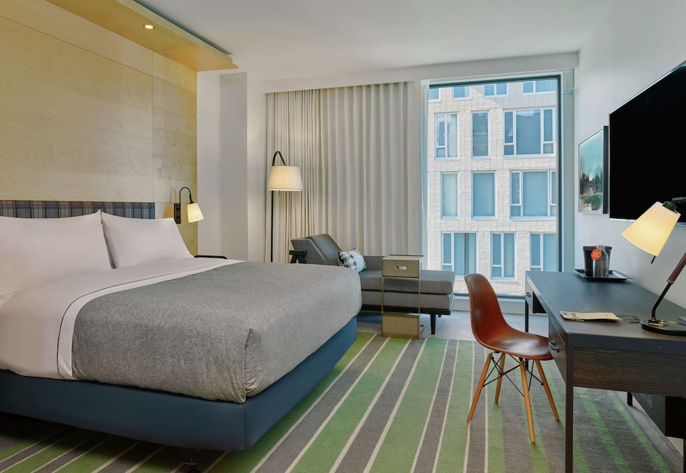 DELUXE, KING BED, ACCESSIBLE