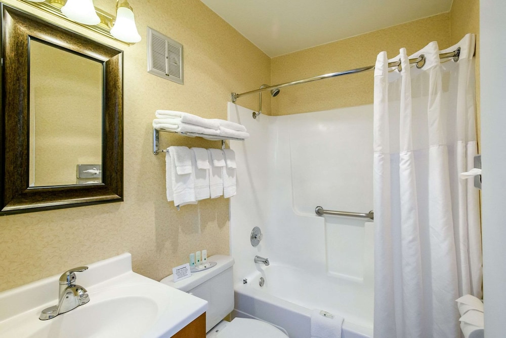 Quality Inn Redding Near I-5 24/51