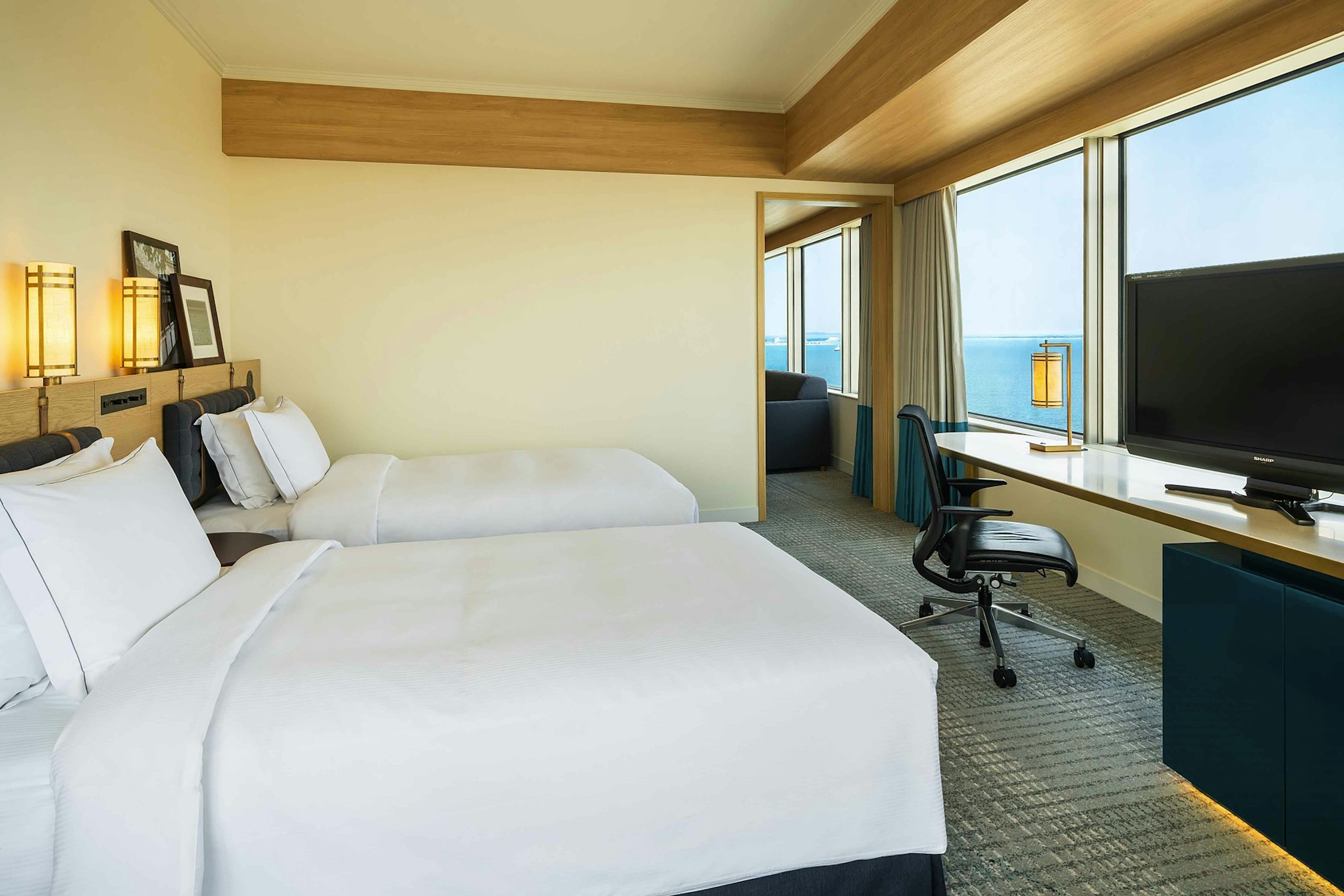 جناح جونيور عائلي، Hilton Fukuoka Sea Hawk 2/5