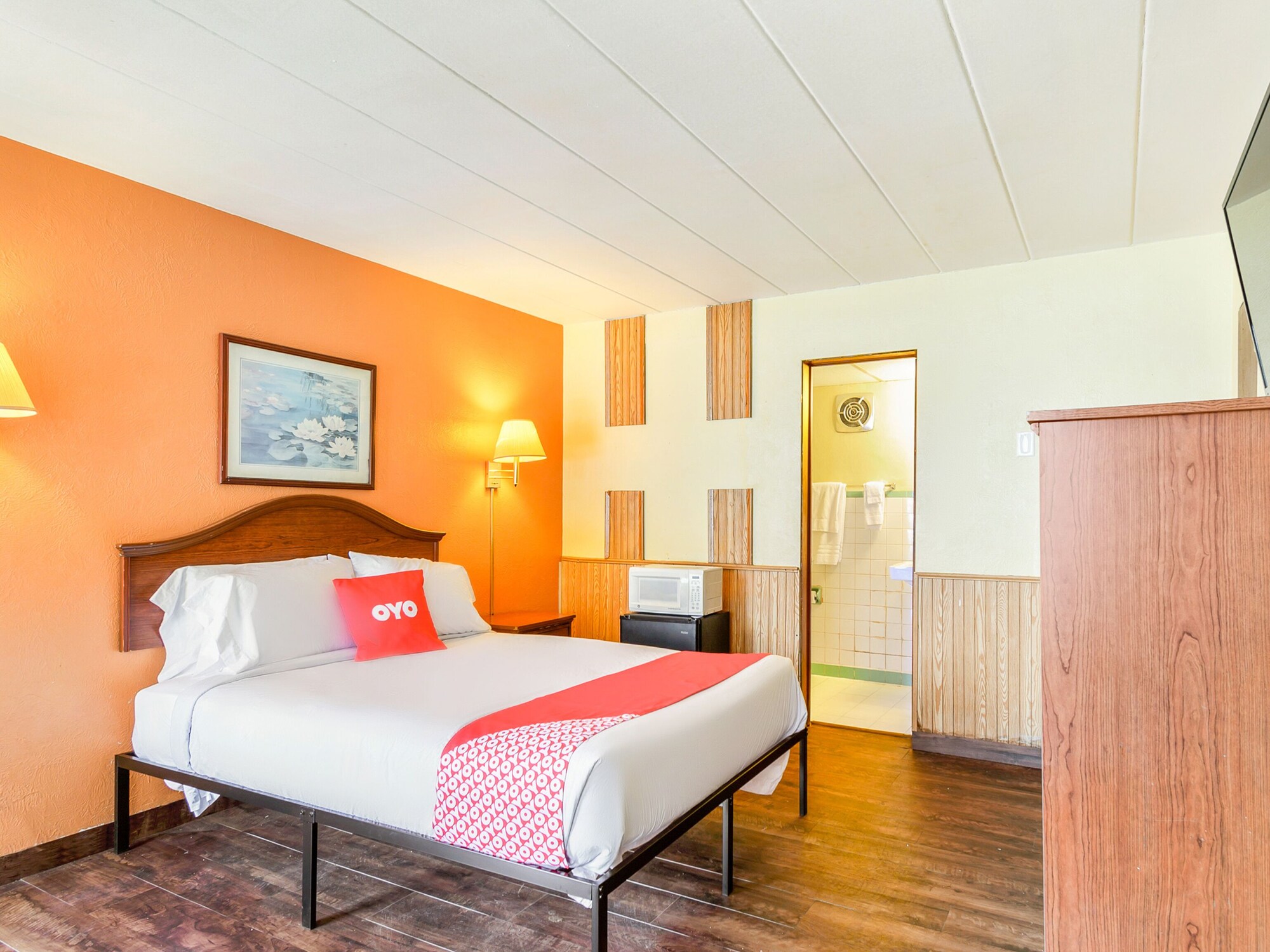 Single Bed, OYO Hotel Downtown Peoria I-74 5/10