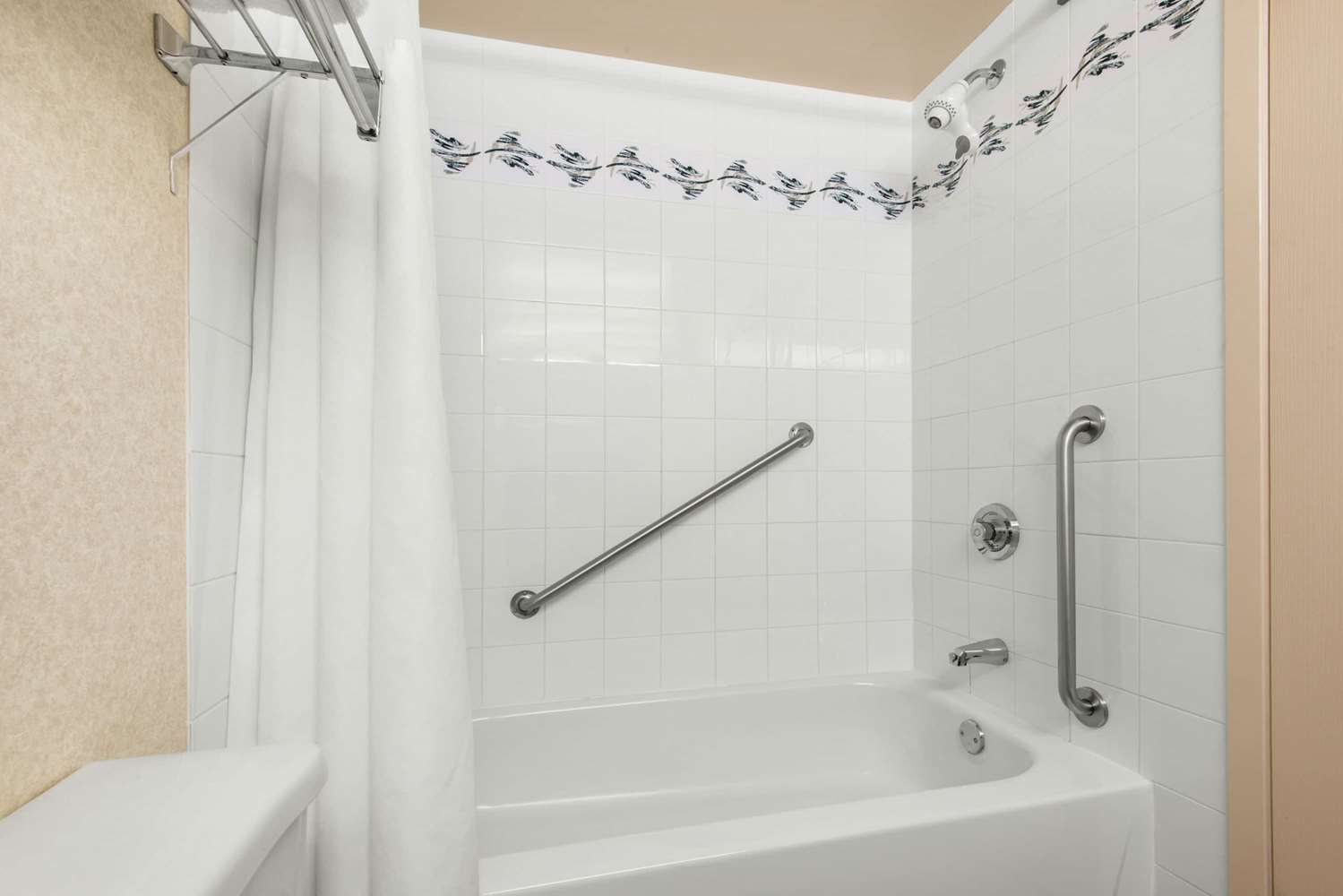 Ramada By Wyndham Lloydminster 27/27