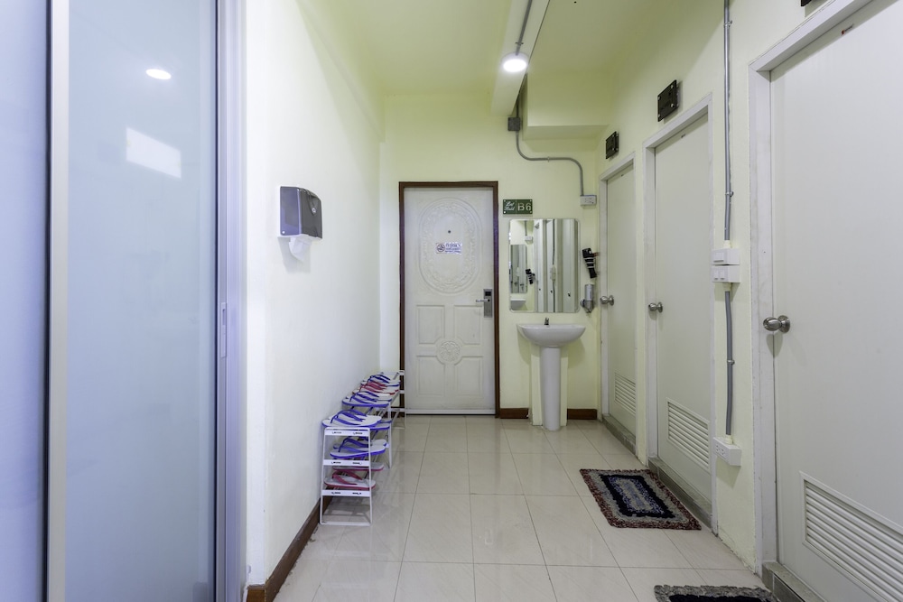 OYO 928 Leaf Hostel 35/55