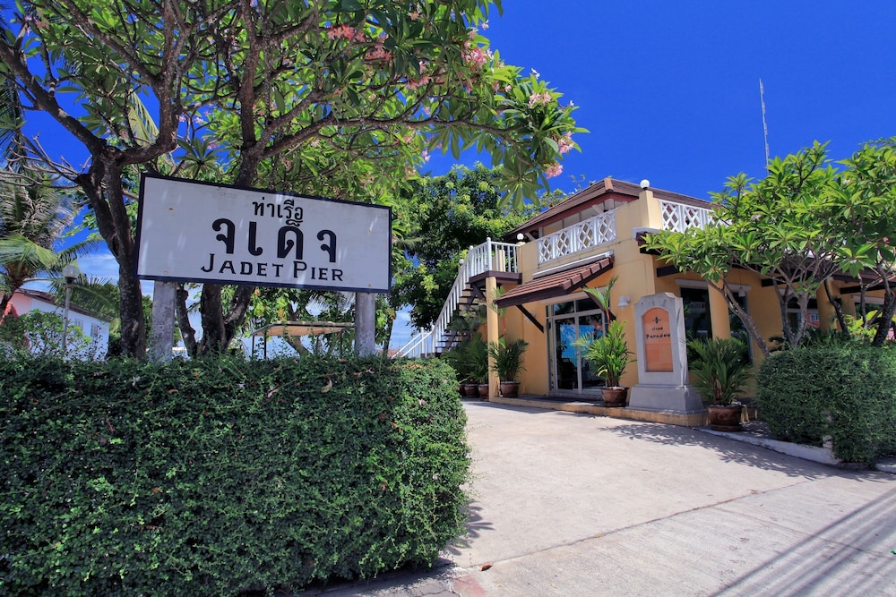 Paradee Resort