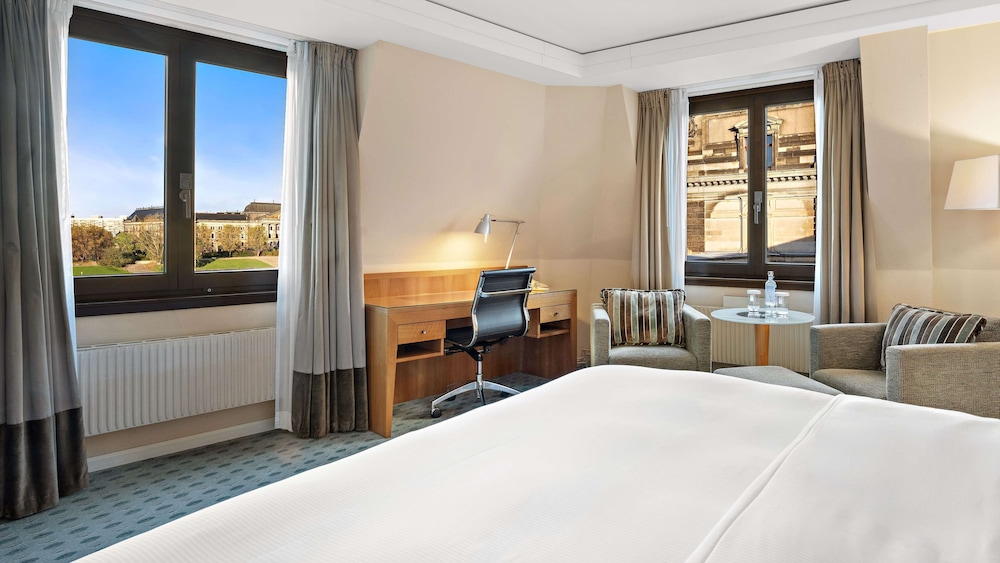 Executive, Queen Bed, River View