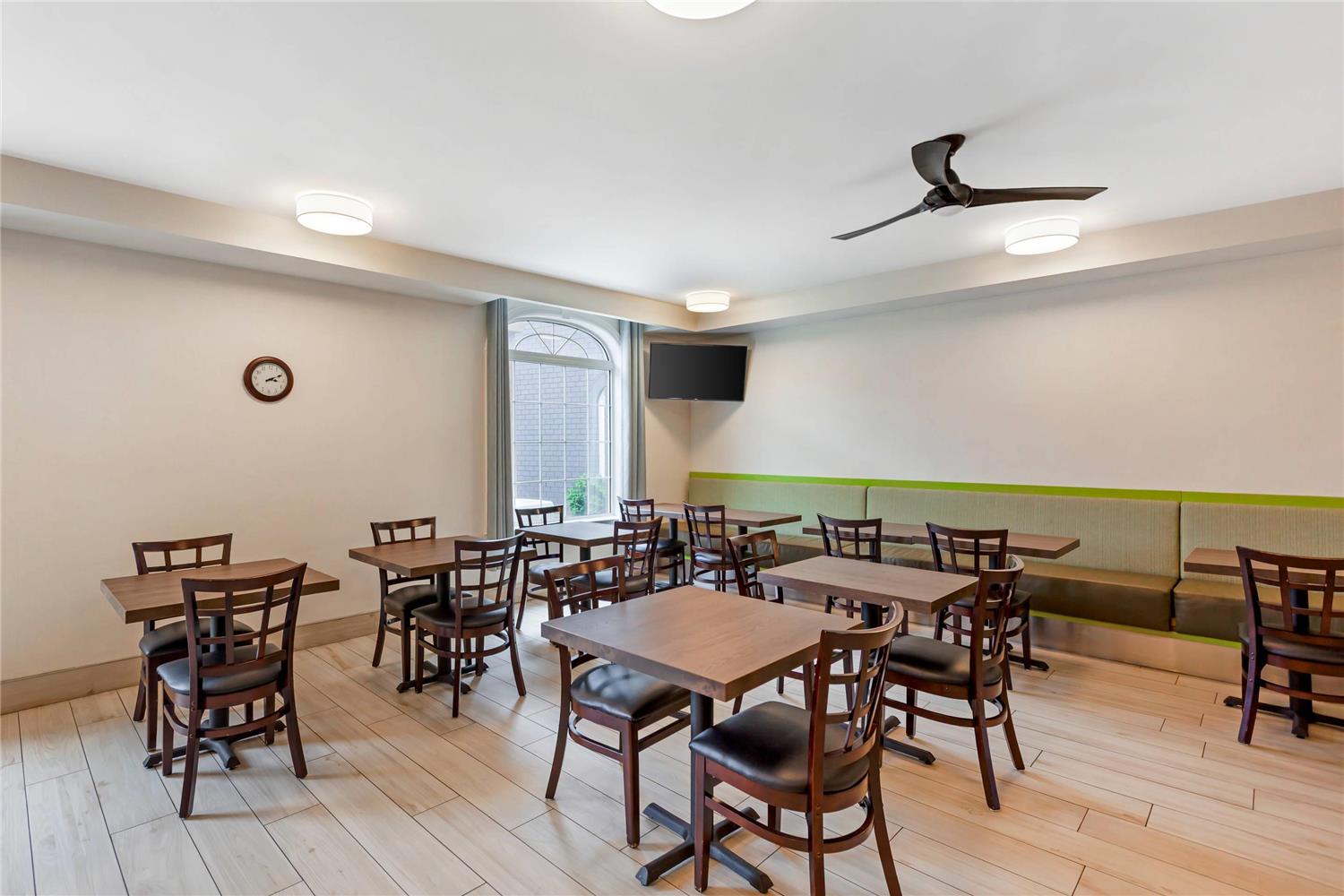 Quality Inn & Suites Oakville 21/26
