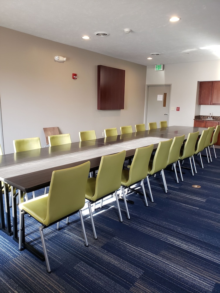 Holiday Inn Express Hotel And Suites Lincoln Airport 45/45